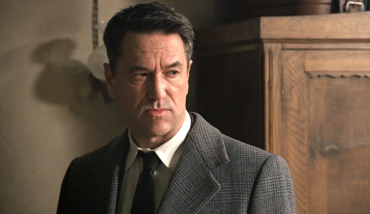 Gabriel cede al chantaje de Beatriz, pero la hace una advertencia: “No pienso hacerte más favores”