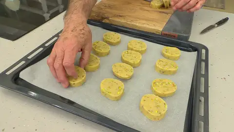 Ponlas sobre una bandeja de horno forrada con papel de hornear Ponlas sobre una bandeja de horno forrada con papel de hornear