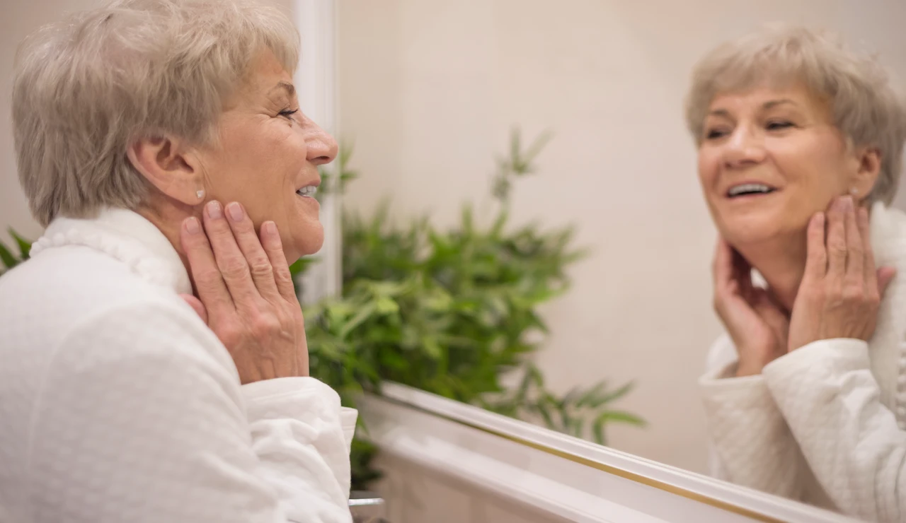 Mujer mirándose en el espejo