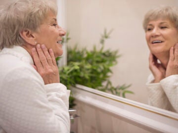 Mujer mir&aacute;ndose en el espejo