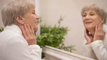 Mujer mirándose en el espejo Mujer mirándose en el espejo