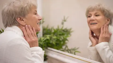 Mujer mirándose en el espejo Mujer mirándose en el espejo