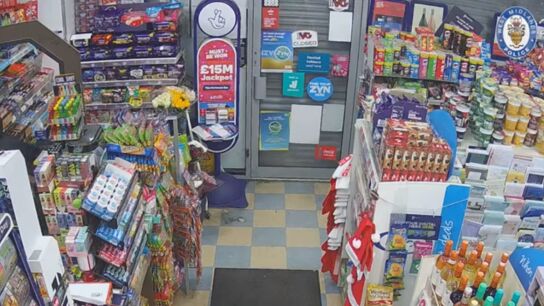 Ladr&oacute;n se queda encerrado en la tienda