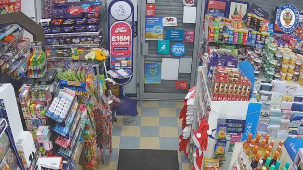 VIDEO: Un ladrón armado con un cuchillo suplica que le saquen de la tienda tras cerrarse la persiana y quedar encerrado