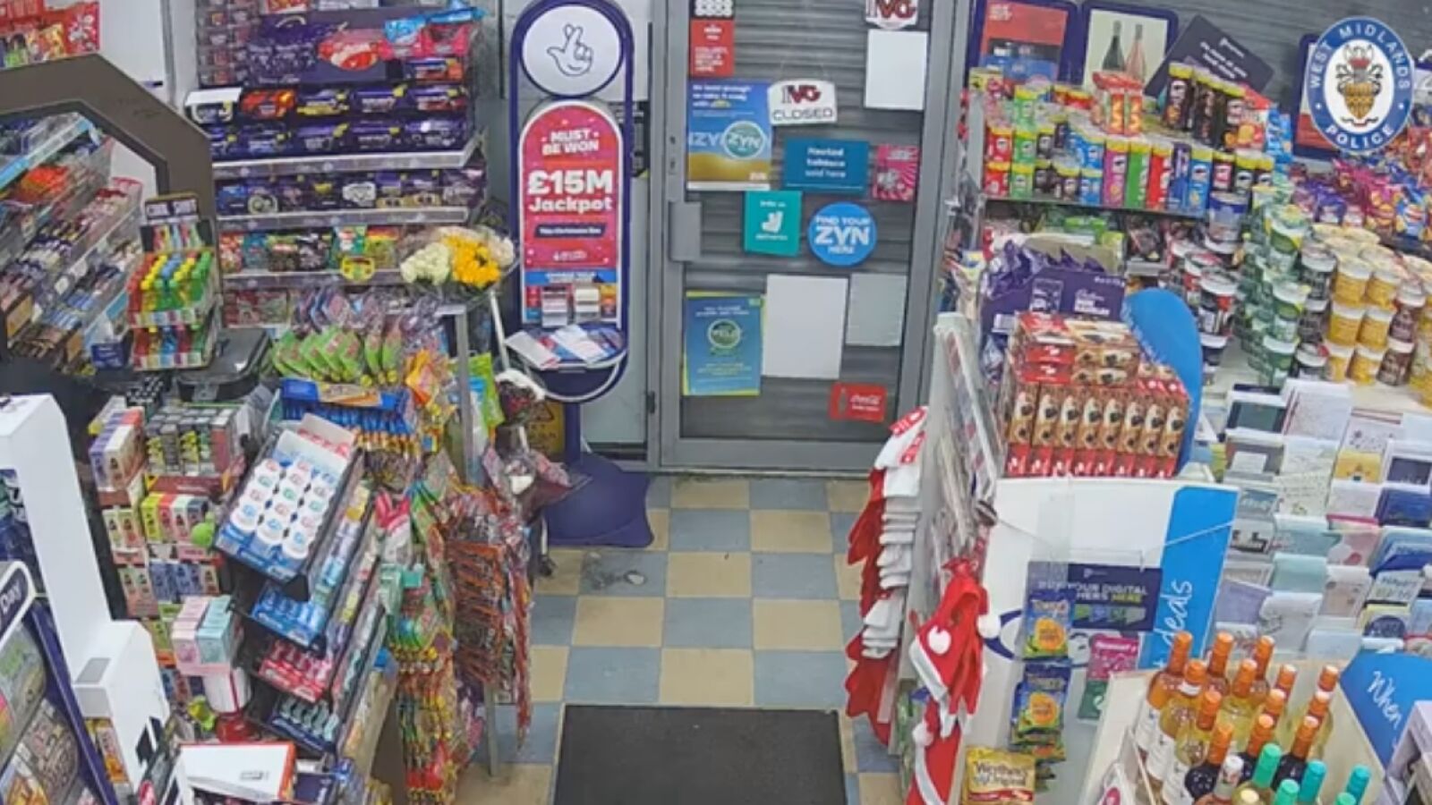 VIDEO: Un ladrón armado con un cuchillo suplica que le saquen de la tienda tras cerrarse la persiana y quedar encerrado