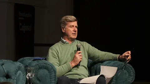 Cayetano Martínez de Irujo en el acto inaugural de las conferencias en honor al centenario del nacimiento de su madre Cayetano Martínez de Irujo en el acto inaugural de las conferencias en honor al centenario del nacimiento de su madre