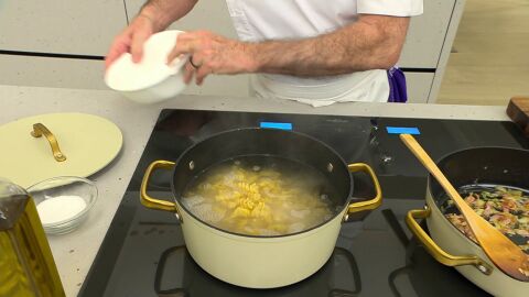 Cuando empiece a hervir incorpora los espirales