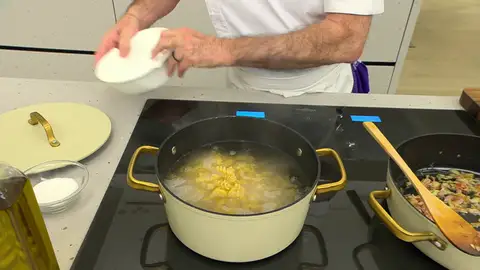 Cuando empiece a hervir incorpora los espirales Cuando empiece a hervir incorpora los espirales