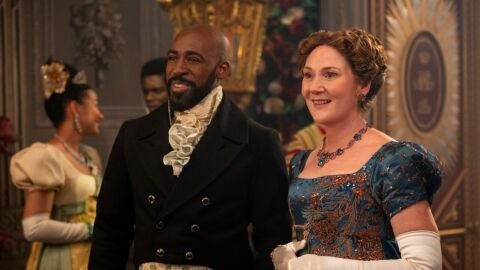 Daniel Francis como Lord Anderson, Ruth Gemmell como Lady Violet Bridgerton en el episodio 408 de Bridgerton.