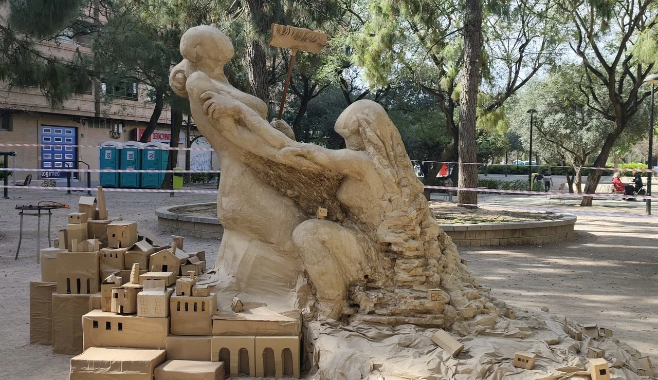 La falla 'No olvidar la dana' plantada por el Centro de Voluntariado La Cantina