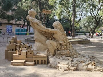 La falla 'No olvidar la dana' plantada por el Centro de Voluntariado La Cantina