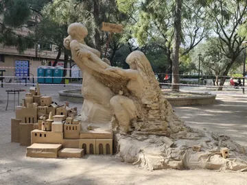 La falla 'No olvidar la dana' plantada por el Centro de Voluntariado La Cantina La falla 'No olvidar la dana' plantada por el Centro de Voluntariado La Cantina