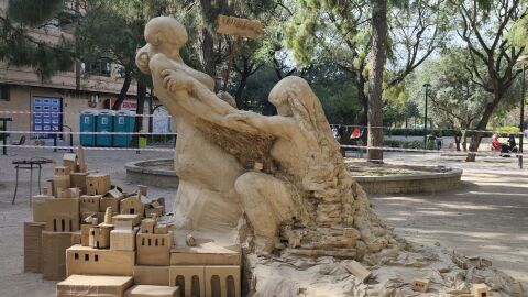 La falla 'No olvidar la dana' plantada por el Centro de Voluntariado La Cantina