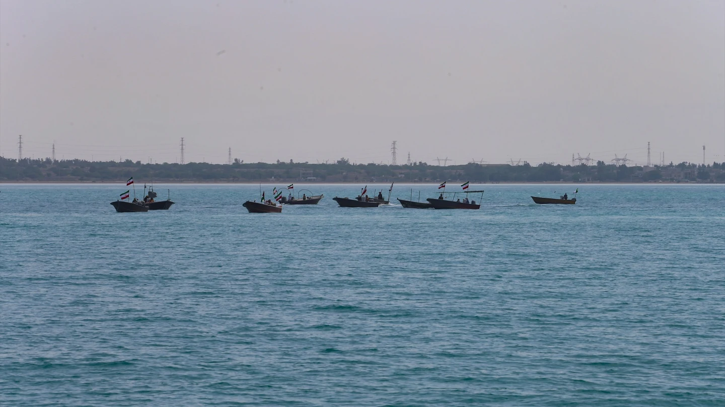 Imagen de barcos en el estrecho de Ormuz Imagen de barcos en el estrecho de Ormuz