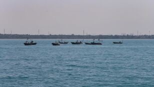 Imagen de barcos en el estrecho de Ormuz