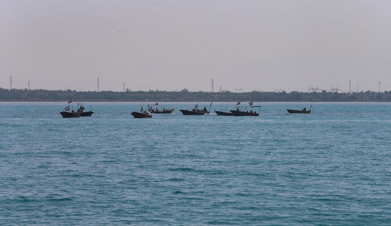 Imagen de barcos en el estrecho de Ormuz