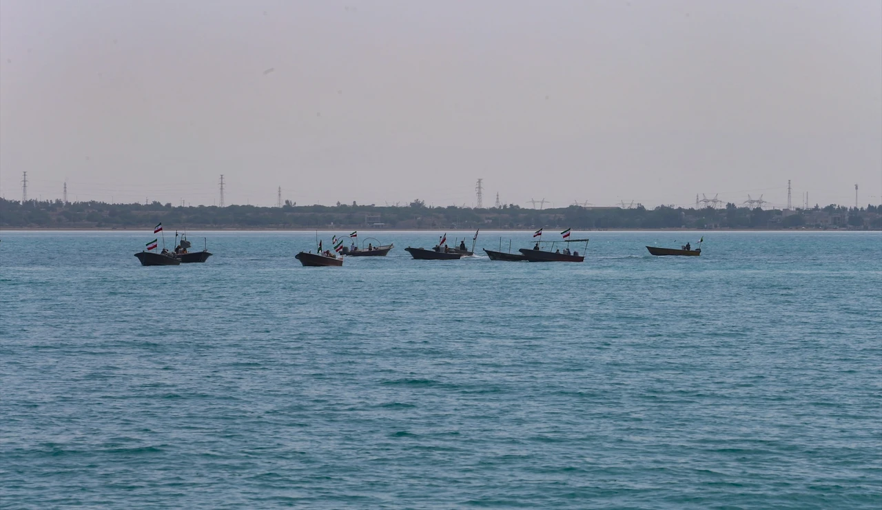 Imagen de barcos en el estrecho de Ormuz
