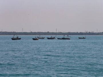 Imagen de barcos en el estrecho de Ormuz