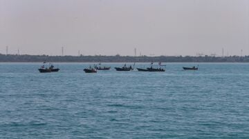 Imagen de barcos en el estrecho de Ormuz