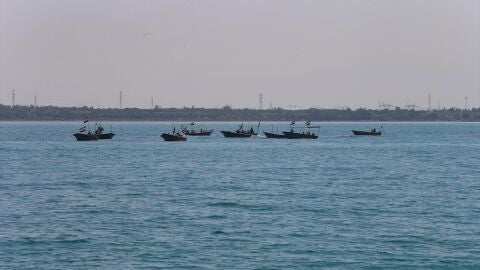 Imagen de barcos en el estrecho de Ormuz