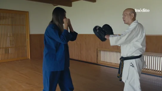Daniela demuestra sus habilidades karatekas ante un veterano sensei Daniela demuestra sus habilidades karatekas ante un veterano sensei