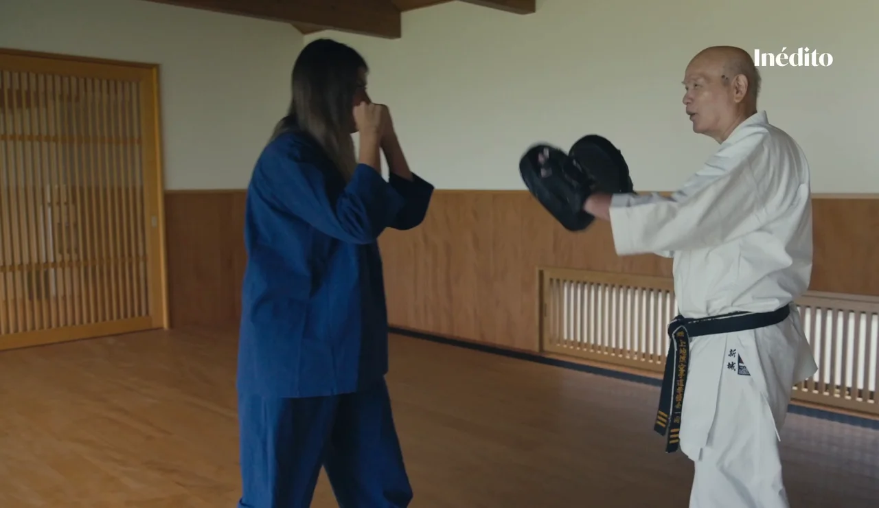 Daniela demuestra sus habilidades karatekas ante un veterano sensei