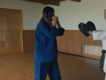 Daniela demuestra sus habilidades karatekas ante un veterano sensei 
