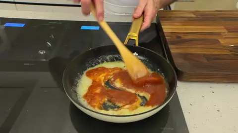 Agrega el tomate y vierte un par de cucharones de caldo Agrega el tomate y vierte un par de cucharones de caldo