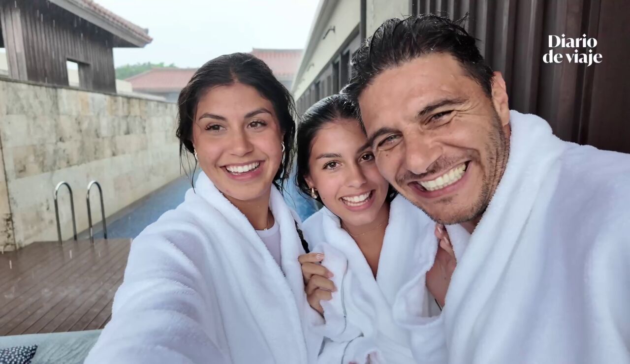 Joaqu&iacute;n y su familia disfrutan ba&ntilde;&aacute;ndose en la piscina bajo la lluvia 