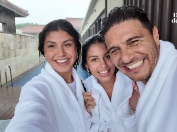 Joaqu&iacute;n y su familia disfrutan ba&ntilde;&aacute;ndose en la piscina bajo la lluvia 