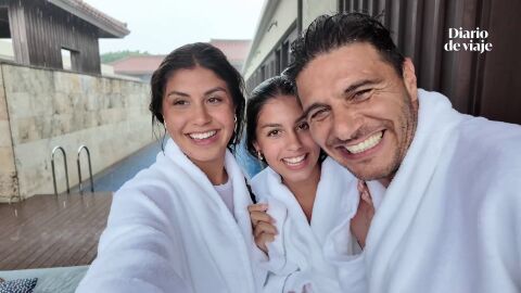 Joaqu&iacute;n y su familia disfrutan ba&ntilde;&aacute;ndose en la piscina bajo la lluvia 