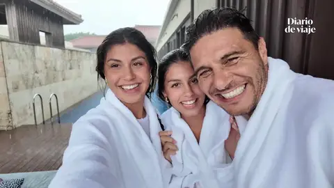 Joaquín y su familia disfrutan bañándose en la piscina bajo la lluvia Joaquín y su familia disfrutan bañándose en la piscina bajo la lluvia