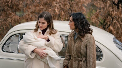 Avance semanal de Sueños de libertad: Beatriz se cuela en casa de Begoña y Gabriel como niñera del pequeño Juanito
