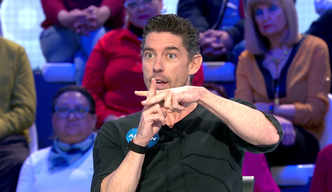 El pasado desconocido de Adrián Lastra... ¡con la natación sincronizada!: así lo recuerda en Pasapalabra