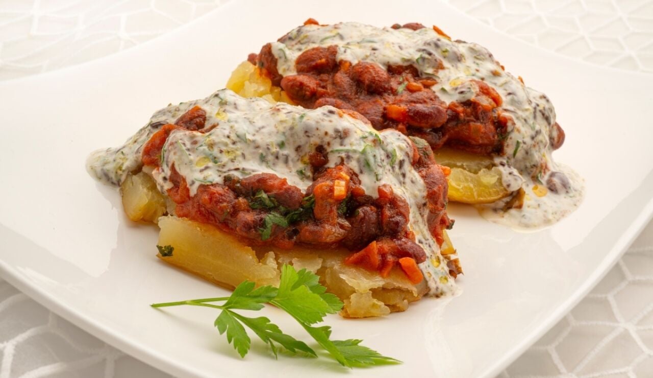 Patata asada con chili de alubias