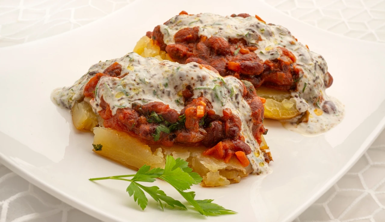 Patata asada con chili de alubias