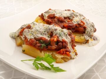 Patata asada con chili de alubias