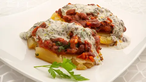 Patata asada con chili de alubias Patata asada con chili de alubias