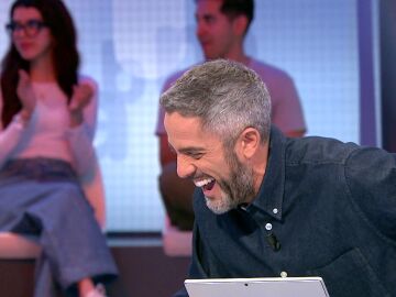 El chiste que provoca un ataque de risa a Roberto Leal: la aspirante tira de humor antes de la Silla Azul
