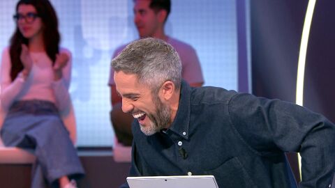 El chiste que provoca un ataque de risa a Roberto Leal: la aspirante tira de humor antes de la Silla Azul