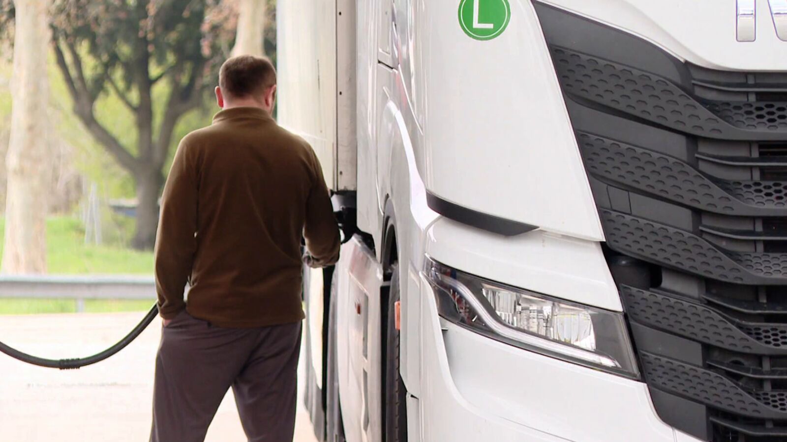 Los ladrones del diésel asaltan la AP-7: roban hasta 1.000 litros mientras los camioneros duermen