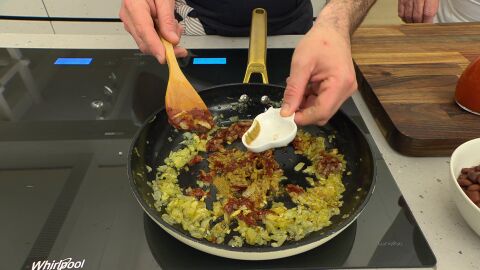 Introduce el tomate concentrado, el comino y el pimentón