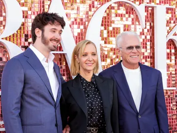 Lisa Kudrow junto a su marido Michel Stern y su hijo Julian en el estreno de la tercera temporada de The Comeback Lisa Kudrow junto a su marido Michel Stern y su hijo Julian en el estreno de la tercera temporada de The Comeback