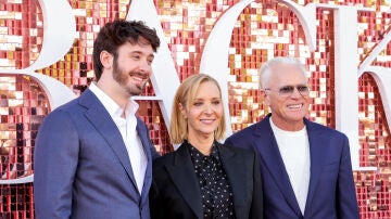 Lisa Kudrow junto a su marido Michel Stern y su hijo Julian en el estreno de la tercera temporada de The Comeback