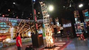 Daniel Illescas se la juega en la torre de sillas con fuego: 