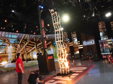 Daniel Illescas se la juega en la torre de sillas con fuego: 