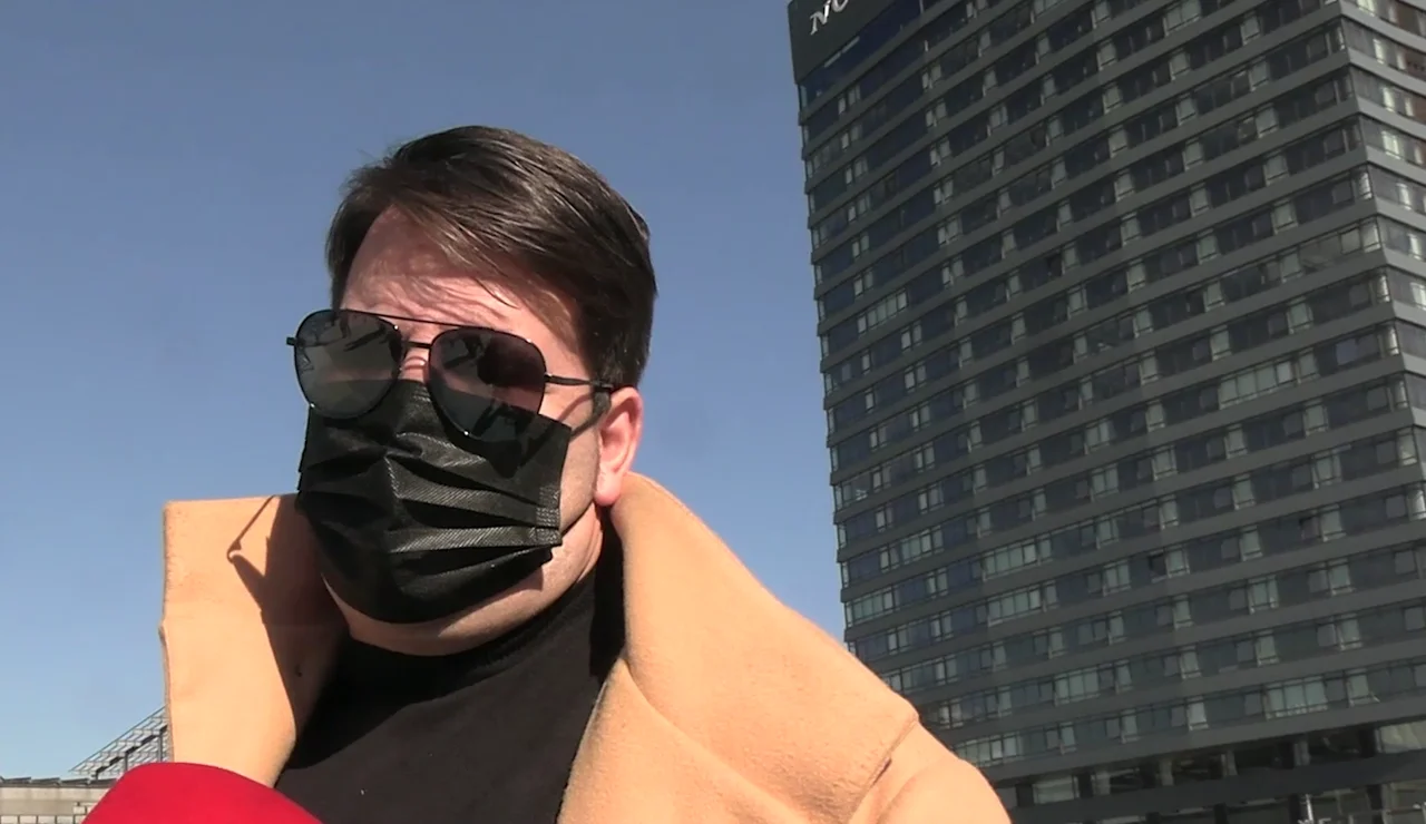 Lucas hablando con la prensa