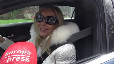 Ana Oregón hablando con la prensa Ana Oregón hablando con la prensa