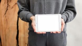 Un joven sosteniendo un Ipad