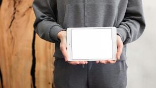 Un joven sosteniendo un Ipad